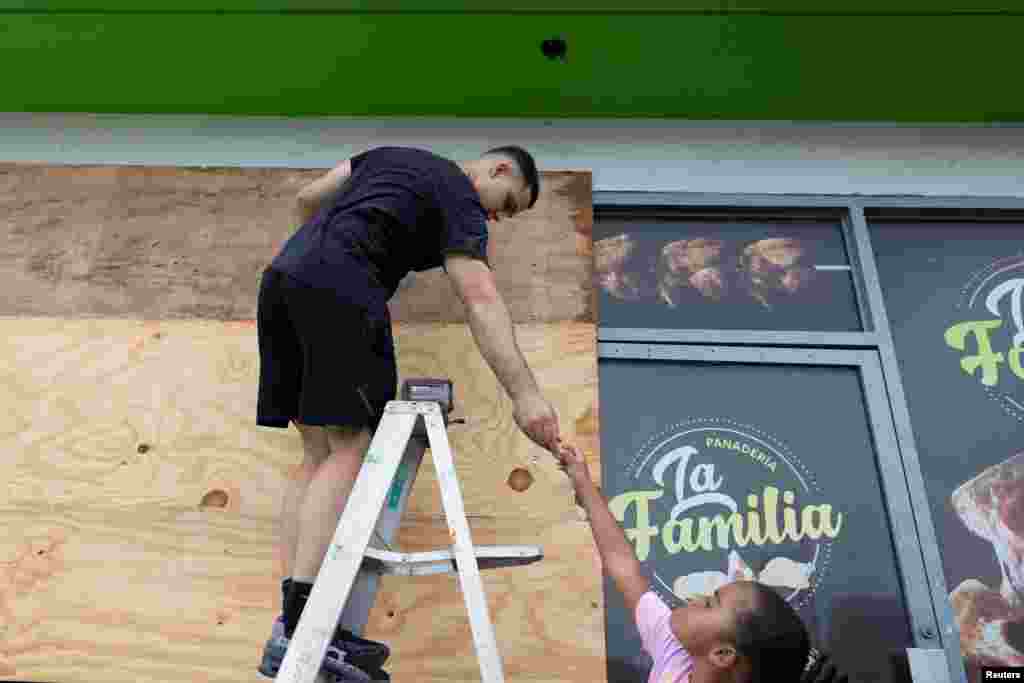 Autoridades de la isla cerraron escuelas y abrieron refugios para resguardar a la población. Ciudadanos también protegieron viviendas y negocios con tablones de madera. 