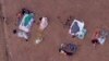 Migrantes venezolanos duermen al aire libre en un refugio temporal para migrantes administrado por una ONG, en Boa Vista, estado de Roraima, Brasil, el 8 de abril de 2023.