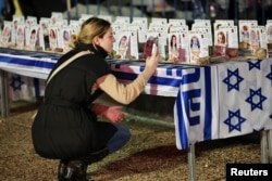 Tel-Aviv, 12-dekabr, 2023: XAMAS garovga olgan isroilliklarning suratlari. XAMAS yaqinda 100 ga yaqin yahudiy asirni qo'yib yubordi.