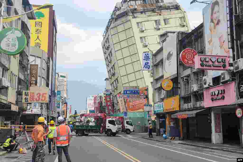 The Full Hotel building in Hualien, which had been damaged in an April 3 earthquake, tilts further to one side after a series of earthquakes overnight, as seen in this picture released by Taiwan's Central News Agency.
