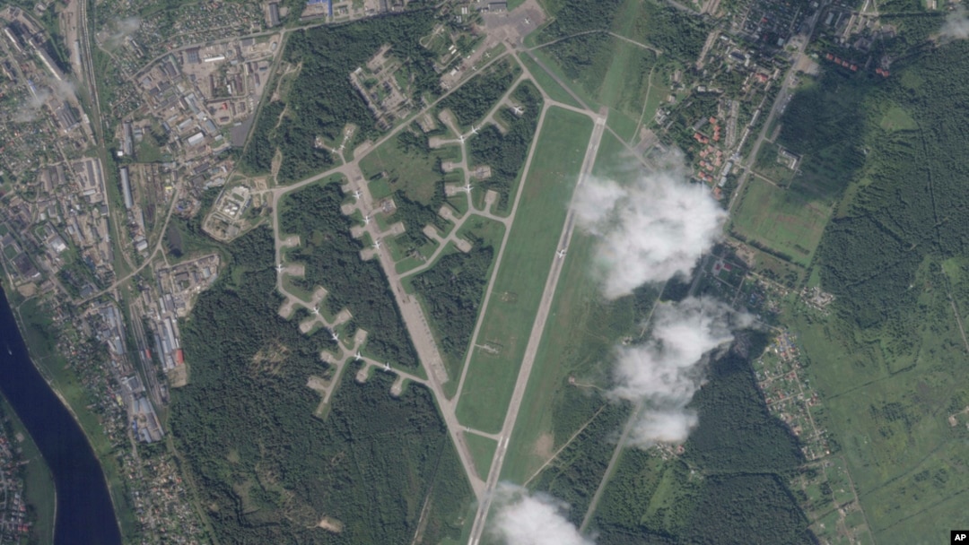 Na satelitskom snimku Planet labsa vidi se aerodrom "Princeza Olga" u Pskovu, Rusija, 31. avgusta 2023. Analiza AP-a je pokazala da su u napadu dronova uništena dva aviona.