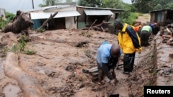 Wanaume wakichimba kuwatafuta manusura na waathiriwa kwenye matope na vifusi vilivyosababishwa na Kimbunga Freddy huko Chilobwe, Blantyre, Malawi, Machi 13, 2023. Picha na Shirika la habari la REUTERS/Eldson Chagara.