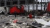 Policajac hoda među ostacima poštanskog distributivnog centra pogođenog ruskim projektilima u selu Korotič u okolini Harkiva u Ukrajini, 22. oktobar, 2023. (Foto: REUTERS/Sofiia Gatilova)