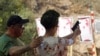 Ahora que Israel se declaró en guerra y muchos hombres parten al frente, numerosas mujeres están comprando pistolas y aprendiendo a usarlas.
