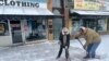 Kerolajn i Den Elvud čiste posle snežne mećave, 22. februar 2023. (Foto: AP/Amancai Biraben)