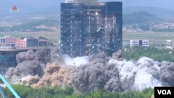 지난 2020년 6월 북한이 관영매체 조선중앙TV를 통해 남북연락사무소 폭파 장면을 공개했다. (화면출처: 조선중앙TV)