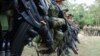 Un grupo de militares recibiendo instrucciones en la base aérea de Tolemaida, en el centro de Colombia. [Foto: Johan Reyes, VOA].
