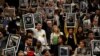 Los legisladores sostienen fotografías de líderes sociales que han sido asesinados cuando el Congreso de Colombia abre su nueva sesión antes de la toma de posesión del presidente electo de izquierda Gustavo Petro, en Bogotá, Colombia, el 20 de julio de 2022.