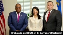 El subsecretario de Estado para Asuntos del hemisferio occidental de Estados Unidos, Brian A. Nichols, a la izquierda, recibido por funcionarios de la embajada estadounidense en El Salvador, el 25 de octubre de 2023.