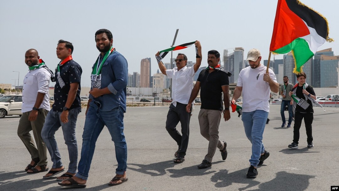 Ljudi sa palestinskim zastavama idu prema džamiji Imama Muhameda bin Abdula Vahaba u Dohi, u Kataru, 2. avgusta 2024. na sahranu lidera Hamasa Ismaila Hanijea