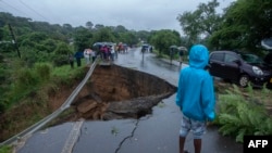 Barabara iliyoporomoka kutokana na mafuriko ya mvua kubwa iliyoyoambatana na kimbunga Freddy huko Blantyre, Malawi, Machi 13, 2013. Picha na Amos Gumulira / AFP.