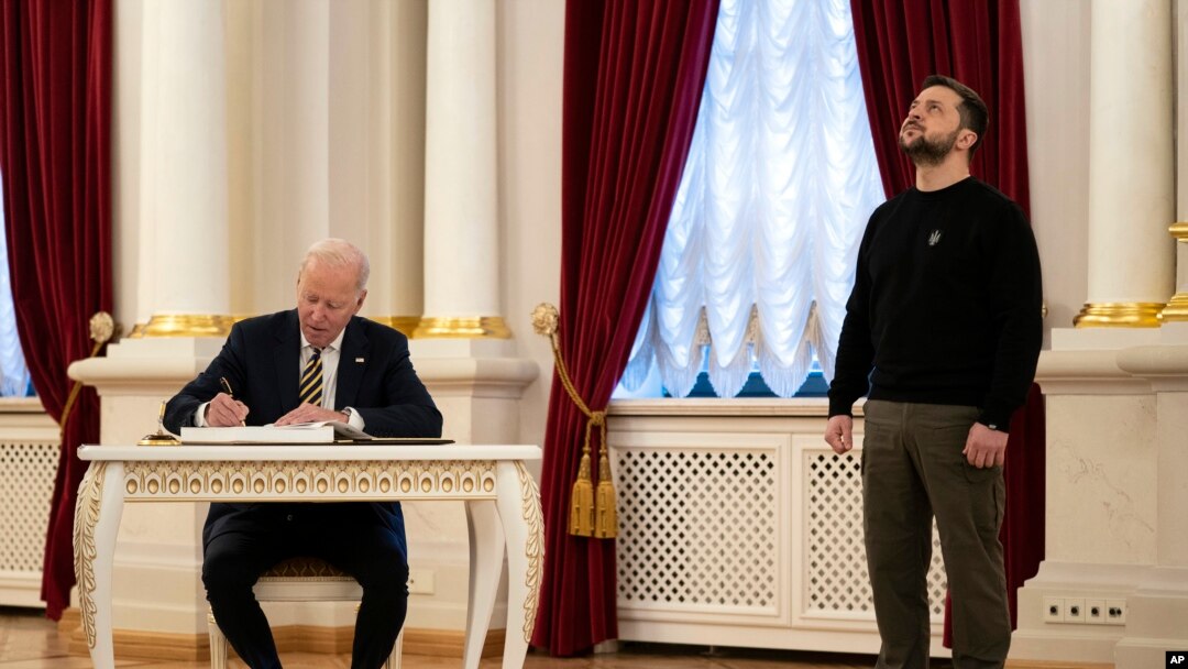 Američki predsednik Džo Bajden upisuje se u knjigu gostiju tokom susreta sa ukrajinskim predsednikom Volodimirom Zelenskim u Kijevu (Foto: AP/Evan Vucci, Pool)