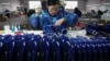 2023年2月23日一名工人在河北省武強縣的一家製造廠組裝西洋樂器