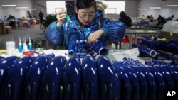 2023年2月23日一名工人在河北省武強縣的一家製造廠組裝西洋樂器