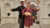 Los maestros de danzón, Manuel Cuéllar y Paulet Chavira, se preparan para empezar las clases de danzón en la biblioteca del Congreso, el jueves 28 de septiembre. [Foto: Mitzi Macias, VOA].