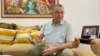El candidato a la presidencia de Venezuela por el partido Centrados, Enrique Márquez, conversa con la Voz de América en la sala de estar de su residencia en Maracaibo, en el occidente del país, la tarde del sábado 27 de abril de 2024.