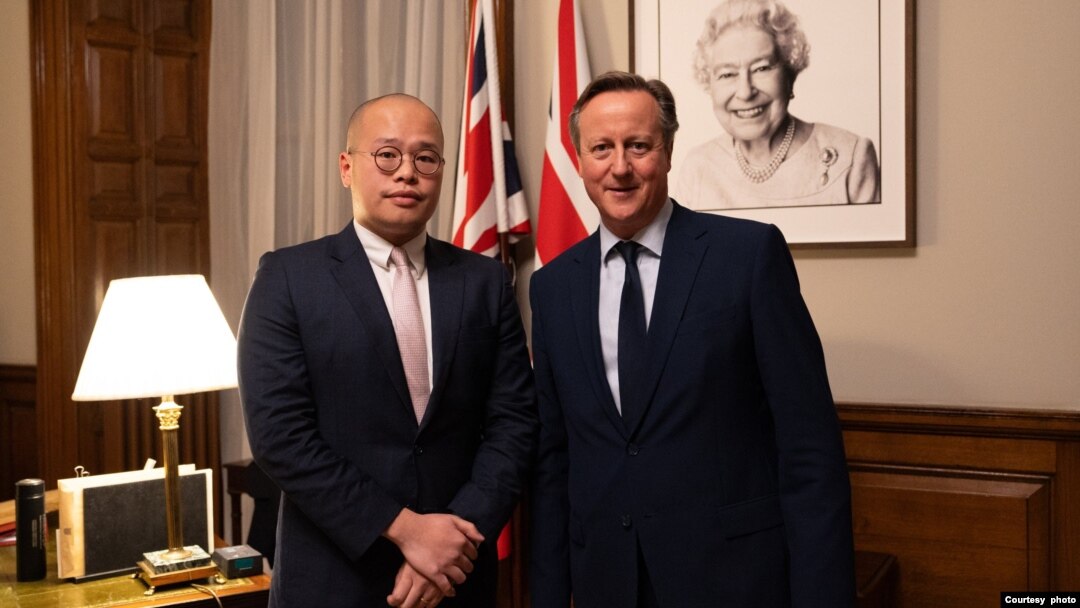 被監禁的香港媒體大亨和民主活動人士黎智英的兒子黎崇恩 (Sebastien Lai )週二(12月12日)會見了英國外相卡梅倫,遊說英國爭取黎智英獲得釋放。 (英國外交部社交媒體X賬號截圖)