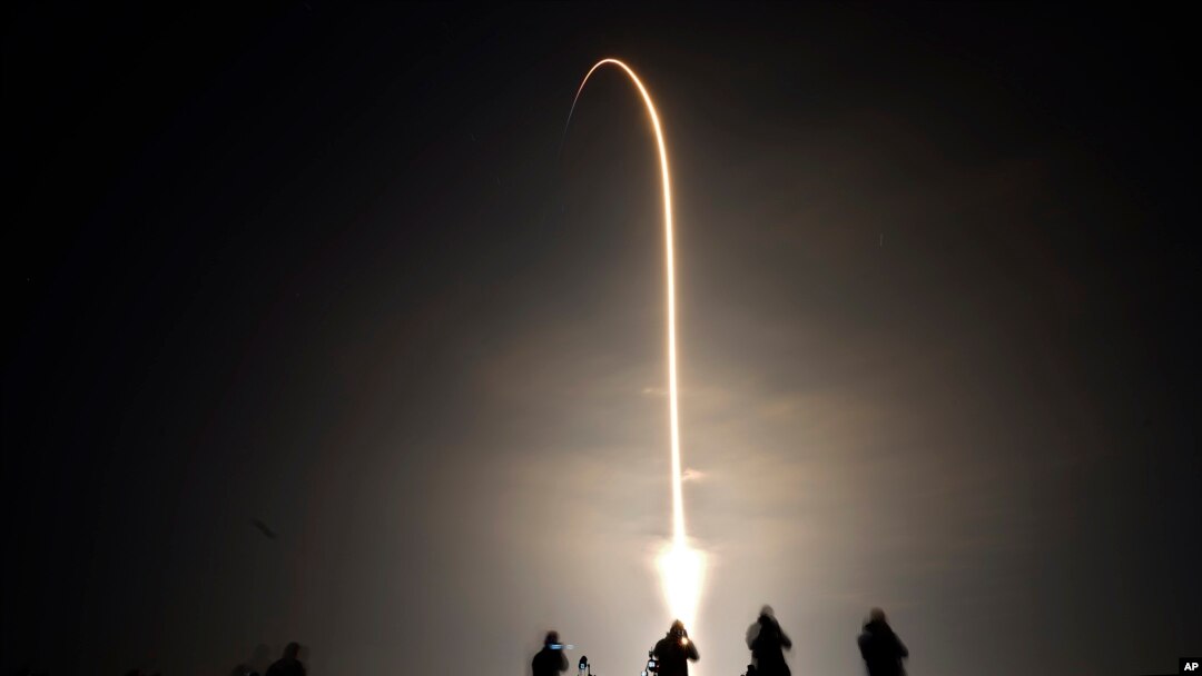 Baadhi ya wapiga picha wakishuhudia kurushwa kwa roketi ya SpaceX Falcon 9 