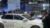 แฟ้มภาพ - ผู้เข้าชมงาน China Auto Show ในกรุงปักกิ่ง เมื่อ 26 เม.ย. 2567 แวะชมรถที่บูธบริษัท BYD (AP)