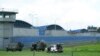 Policías y soldados custodian los perímetros de la prisión de Latacunga, oficialmente conocida como Centro de Rehabilitación Social Regional Sierra, Centro Norte, en Cotopaxi, Ecuador, el miércoles 10 de enero de 2024. 