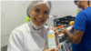 Arianna Sáezposa con un producto en la fábrica Purissima, donde elaboraron los productos de Hippi.
