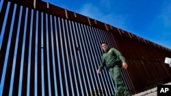 ARCHIVO - El subjefe de la Patrulla Fronteriza para el sector de Tucson, Justin De La Torre, camina a lo largo de la valla fronteriza de la frontera entre Estados Unidos y México, el 29 de agosto de 2023, en el Monumento Nacional Organ Pipe Cactus cerca de Lukeville, Arizona.