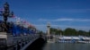 Los turistas disfrutan de un paseo en barco por el río Sena cerca del puente Alejandro III durante los Juegos Olímpicos de Verano de 2024, el domingo 28 de julio de 2024, en París, Francia. (Foto AP/Dar Yasin)