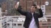 José Ramírez, influencer en TikTok, quien cuenta con más de 250.000 seguidores, posa ante sus seguidores poco antes de una entrevista con la Voz de América. [Foto: Johan Reyes, VOA]