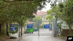 上海公共衛生臨床中心的大院入口，中國科學家張永振在被趕出位於該中心的實驗室後，曾在實驗室門外靜坐示威。（2024年4月30日）