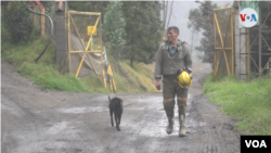 Un minero se dirige a su lugar de descanso tras culminar su jornada de trabajo en una de las minas que mantiene sus operaciones tras la explosión de varios socavones en explotaciones aledañas. [Foto: Federico Buelvas, VOA]