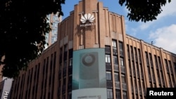 上海華為專賣店外的新手機Mate 60系列廣告。（2023年9月8日）