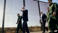 Presiden AS Joe Biden berjalan di sepanjang area perbatasan antara AS dan Meksiko di El Paso Texas, pada 8 Januari 2023. (Foto: AP/Andrew Harnik)