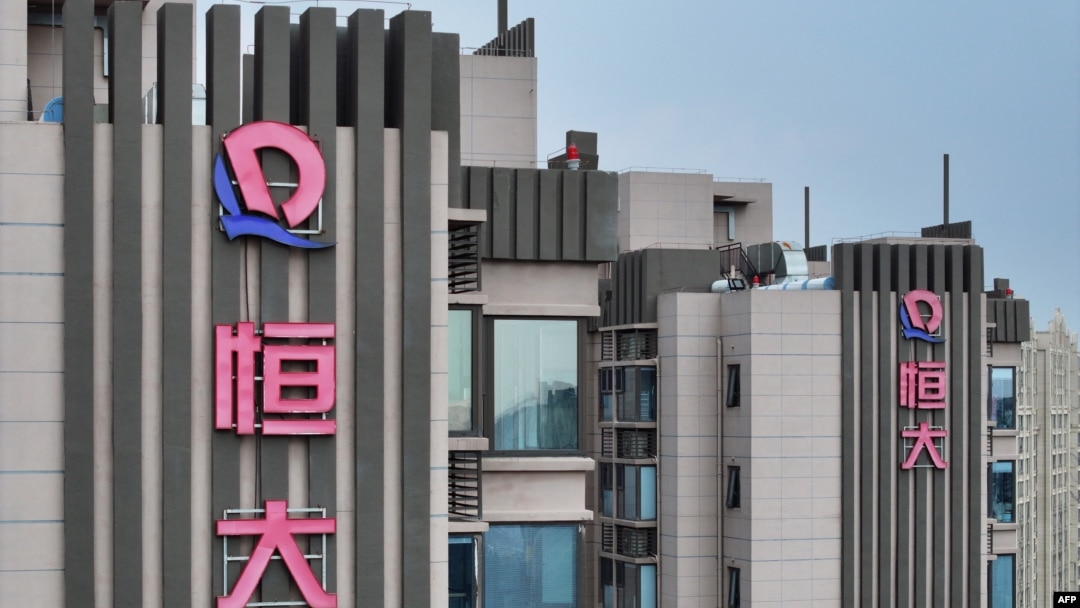 資料照片：中國江蘇南京一處公寓樓上的恆大標識。（2023年8月17日）