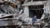 Un niño palestino juega en las ruinas de un edificio destruido por un bombardeo israelí anterior en la ciudad de Gaza el 8 de abril de 2024, en medio del conflicto en curso entre Israel y el grupo militante palestino Hamás.