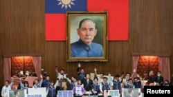 台灣立法院院長韓國瑜在觀看立法院議員們的辯論。 （2024年5月21日）