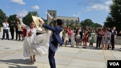 Una pareja de jóvenes peruanos bailan Marinera norteña, una de las danzas típicas del Perú. [Foto: Mitzi Macias, VOA]