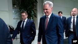 El presidente de la Cámara de Representantes de EEUU, Kevin McCarthy, republicano por California, camina hacia su oficina después de reunirse con la conferencia republicana de la Cámara en el Capitolio, el martes 30 de mayo de 2023, en Washington. (Foto AP/José Luis Magaña)