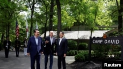 美國總統拜登（中）與日本首相岸田文雄（右）和南韓總統尹錫悅星期五（8月18日）在戴維營舉行的歷史性峰會並簽署了簽署了合作文件。