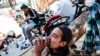 Un hombre sin hogar llamado Angel bebe un refresco para hidratarse durante una ola de calor en San Francisco, el miércoles 3 de julio de 2024.