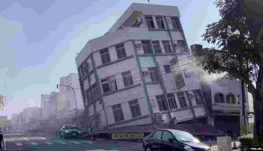 En esta imagen tomada de un video transmitido por TVBS, se ve un edificio parcialmente derrumbado en Hualien, al este de Taiwán, el miércoles 3 de abril de 2024.&nbsp;