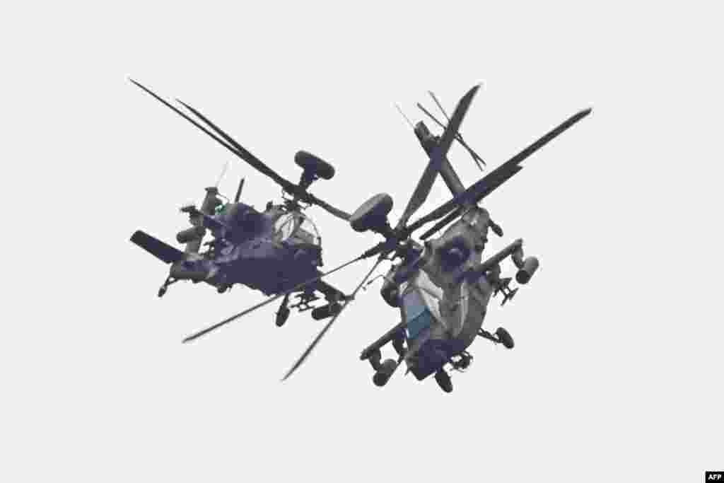 Two U.S.-made Apache attack helicopters, from Taiwan&#39;s Army Airborne Special Forces, demonstrate their combat skills during a military open house event in Hsinchu, Taiwan.