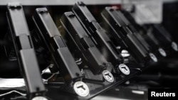 ARCHIVO - Pistolas semiautomáticas Glock expuestas en una feria de armas en la localidad californiana de Oceanside, EEUU, en abril de 2021.