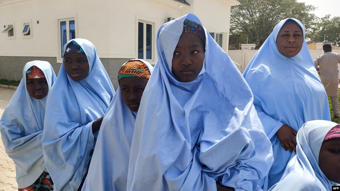 Wasichana waliotekwa wakisubiri kuungana na familia zao katika jimbo la Zamfara Machi 3 2021. Picha na Aminu ABUBAKAR / AFP.