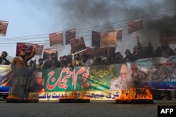 Para aktivis Pakistan dari "Markazi Jamiat Ahle Hadees" melakukan aksi protes di kota Lahore, setelah Iran melancarkan serangan udara di provinsi Baluchistan barat daya Pakistan, Jumat 19 Januari 2024.