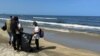 Un grupo de personas participa en labores de limpieza en una playa ubicada en las inmediaciones de la refinería El Palito, en el estado Carabobo, en Venezuela, dos días después de un derrame de crudo.