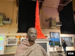 倫敦《勇氣畫布》人權藝術展上，香港，緬甸，波蘭等國藝術家對抗極權的作品得到展出 (美國之音/李伯安)