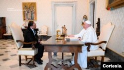 El presidente de Colombia, Gustavo Petro, se reúne con el papa Francisco y otros funcionarios del Vaticano, el 19 de enero de 2024. [Fotos: Presidencia de Colombia]
