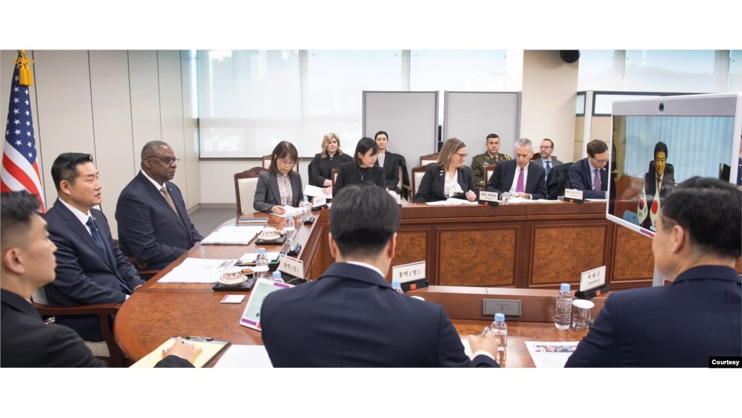 로이드 오스틴 미 국방장관과 신원식 한국 국방부 장관, 기하라 미노루 일본 방위상이 12일 3국 국방장관 회담을 개최했다. 미한 국방장관은 한국 국방부 청사에서, 일본 방위대신은 화상으로 회의에 참가했다. 사진 = 한국 국방부.