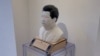 倫敦“白紙週年”藝術展上的習近平3D頭像。（美國之音 李伯安）