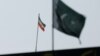 Bendera Iran terlihat di gedung konsulatnya di kota Karachi, Pakistan, sementara bendera Pakistan tampak di latar depan, 18 Januari 2024.